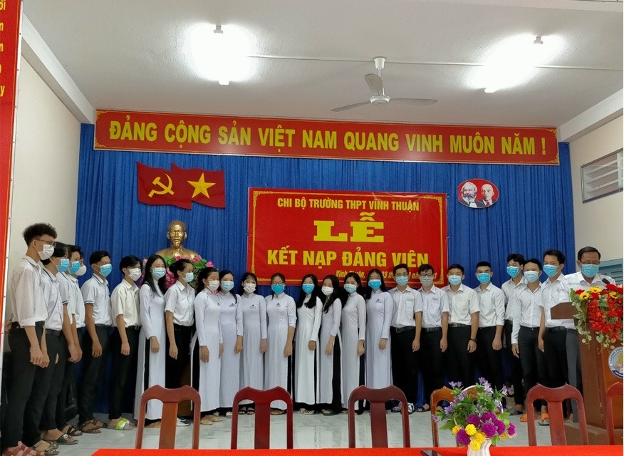 Trường THPT Vĩnh Thuận phát triển đảng trong học sinh