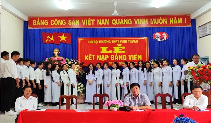 Chi Bộ trường THPT Vĩnh Thuận làm lễ kết nạp Đảng viên cho các Đoàn viên là học sinh ưu tú.